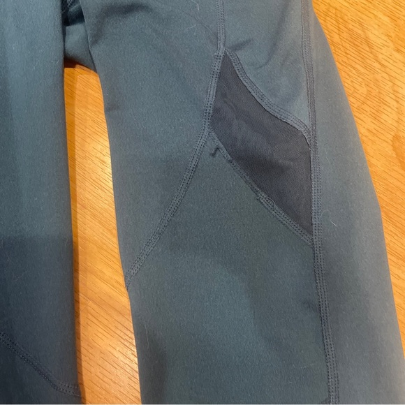 Old Navy Active Go-Dry Fitted  Mesh Inset Leggings in Navy - Picture 4 of 5